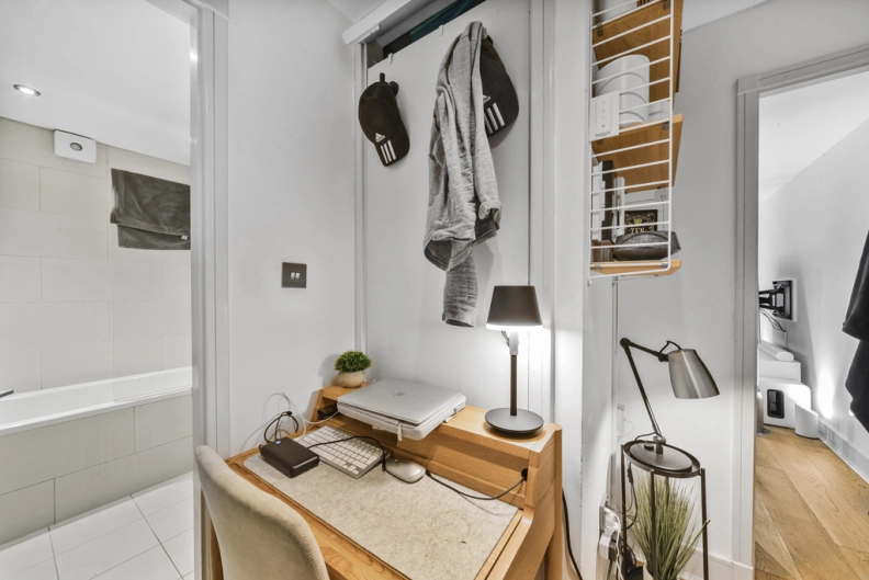 Studio apartments/flats to sale in Kensington Gardens Square, Kensington-image 5