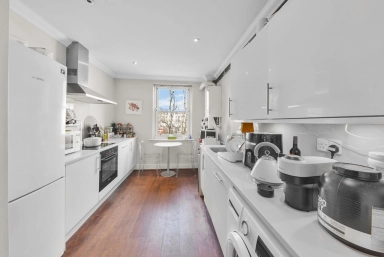 Holland Park Avenue, Shepherd's Bush - W11 view 3