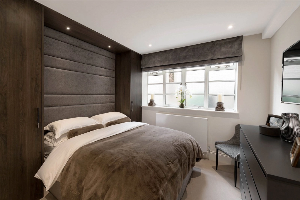 1 bedroom apartments/flats for sale in Vicarage Gate, Kensington - W8 view 5