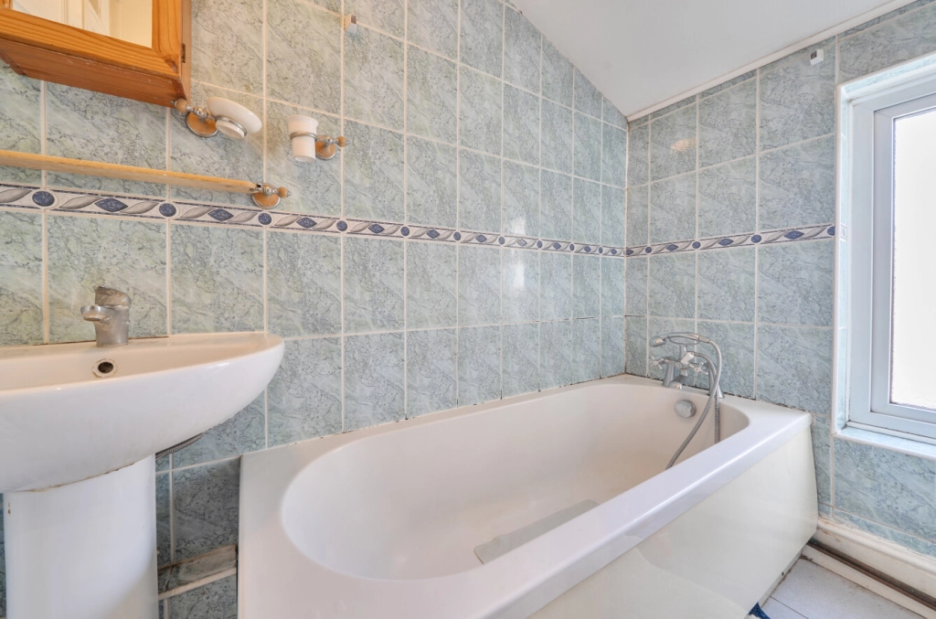 2 bedrooms apartments/flats for sale in Oakdale Road, Leytonstone - E11 view 6