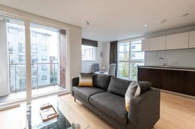 Pump House Crescent, Brentford - TW8 view 14