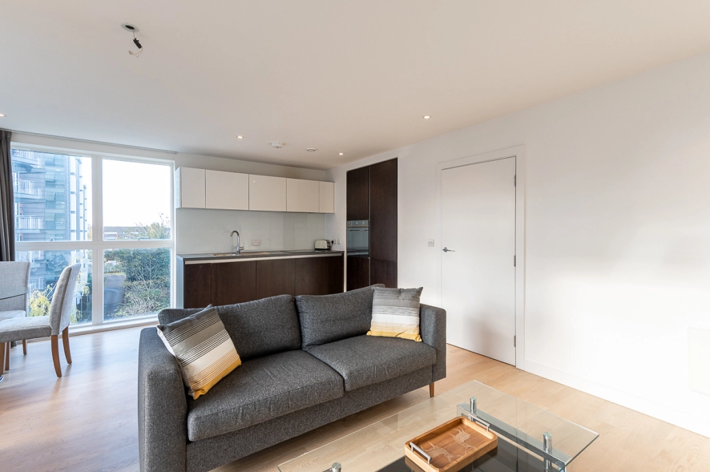 1 bedroom apartments/flats for sale in Pump House Crescent, Brentford - TW8 view 2