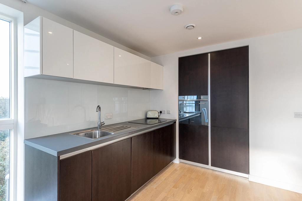 1 bedroom apartments/flats for sale in Pump House Crescent, Brentford - TW8 view 5