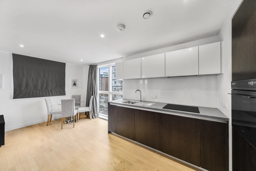 1 bedroom apartments/flats for sale in Pump House Crescent, Brentford - TW8 view 5