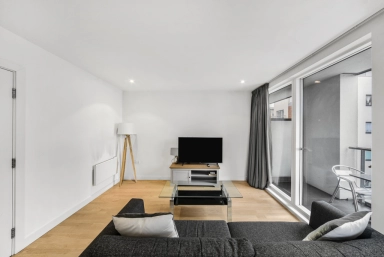 Pump House Crescent, Brentford - TW8 view 12