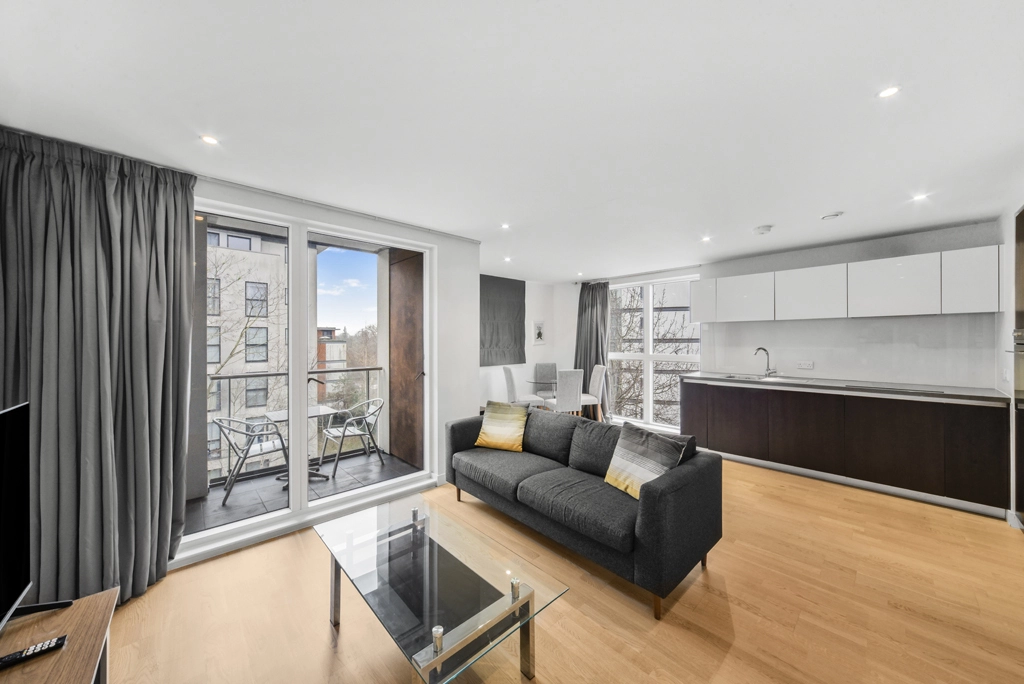 1 bedroom apartments/flats for sale in Pump House Crescent, Brentford - TW8 view 3