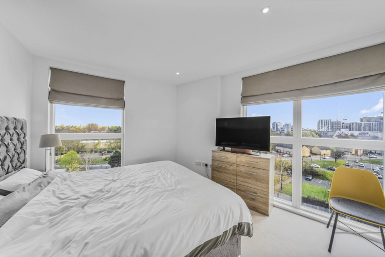 3 bedrooms apartments/flats to sale in Pump House Crescent, Brentford-image 4