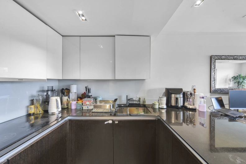 2 bedrooms apartments/flats to sale in Kew Bridge Road, Brentford-image 3