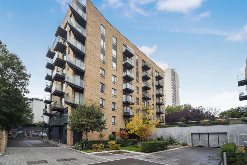 1 bedroom apartments/flats to sale in Heritage Walk, Brentford-image 1