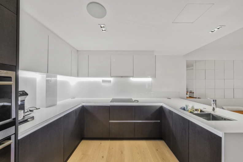2 bedrooms apartments/flats to sale in Kew Bridge Road, Brentford-image 3