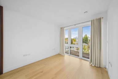 Kew Bridge Road, Brentford - TW8 view 5