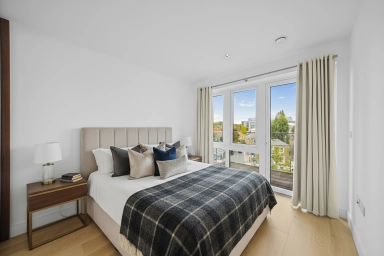 Kew Bridge Road, Brentford - TW8 view 4