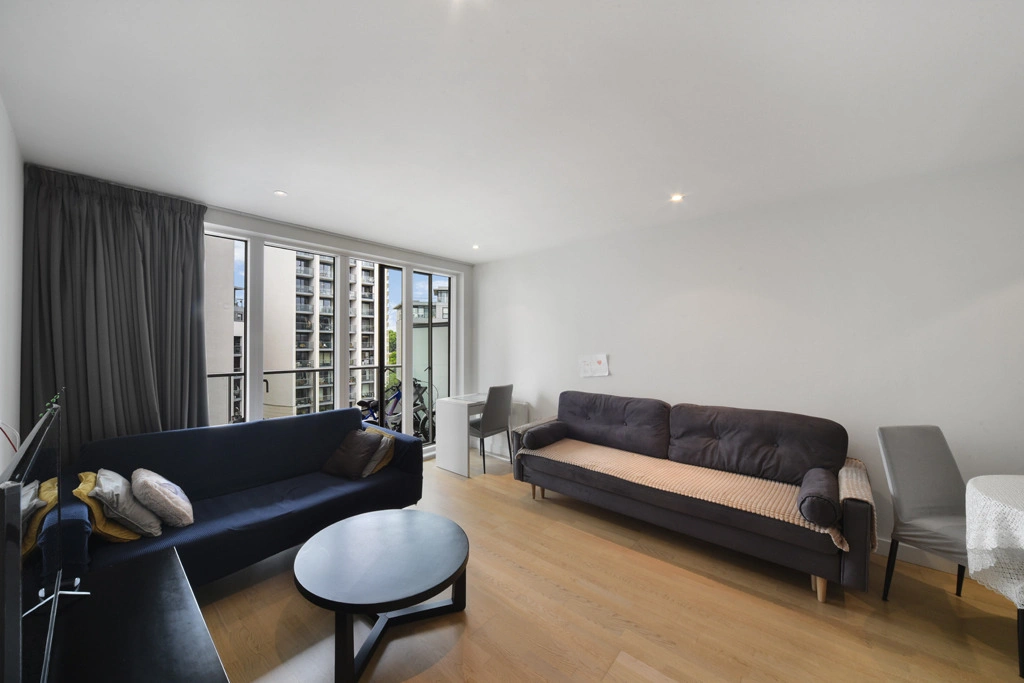 1 bedroom apartments/flats for sale in Pump House Crescent, Brentford - TW8 view 3
