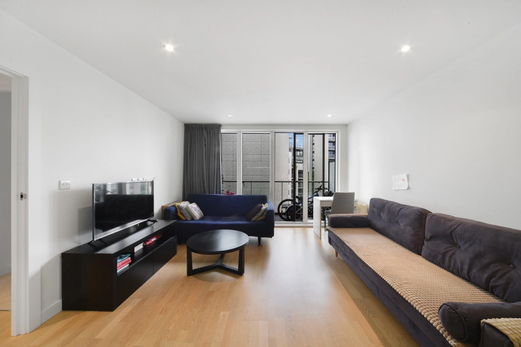 1 bedroom apartments/flats for sale in Pump House Crescent, Brentford - TW8 view 2