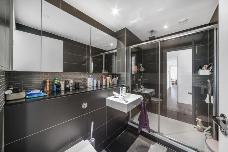 3 bedrooms apartments/flats to sale in Pump House Crescent, Brentford-image 6