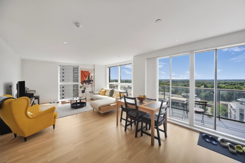 3 bedrooms apartments/flats to sale in Pump House Crescent, Brentford-image 3
