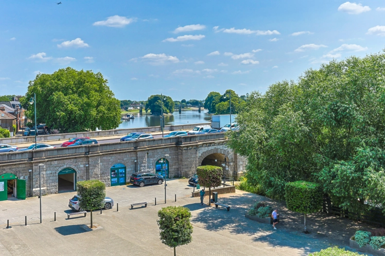 3 bedrooms apartments/flats to sale in Kew Bridge Road, Brentford-image 7