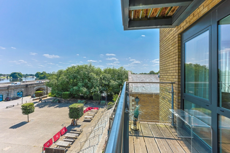 3 bedrooms apartments/flats to sale in Kew Bridge Road, Brentford-image 14