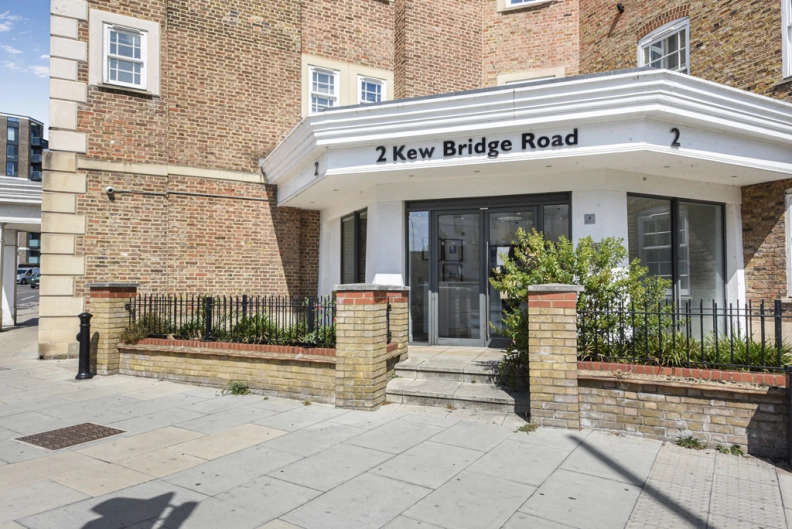 3 bedrooms apartments/flats to sale in Kew Bridge Road, Brentford-image 1