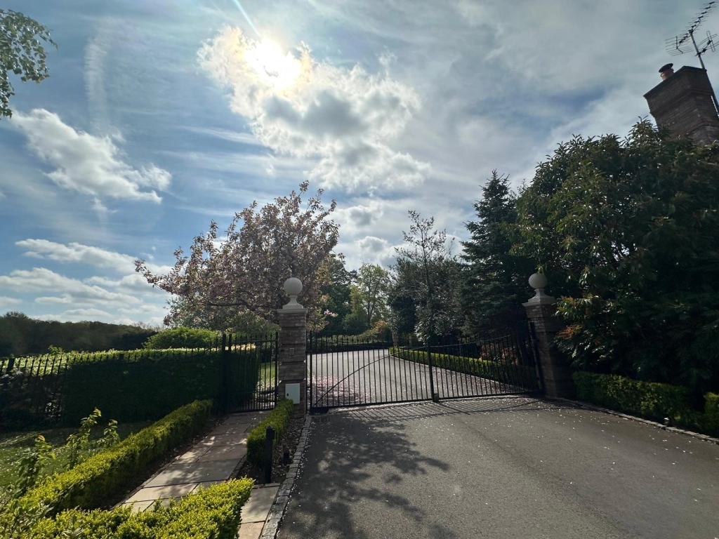 3 bedrooms apartments/flats for sale in Lucas Park Drive, Walton on the Hill - KT20 view 10