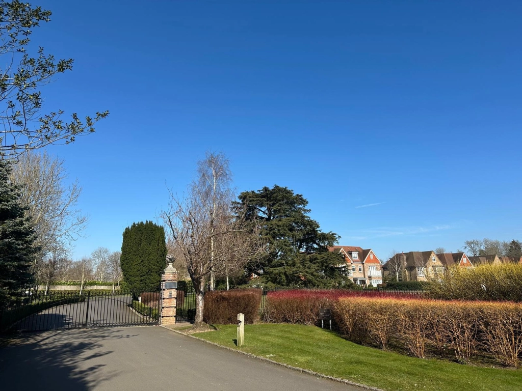 3 bedrooms apartments/flats for sale in Lucas Park Drive, Walton on the Hill - KT20 view 12