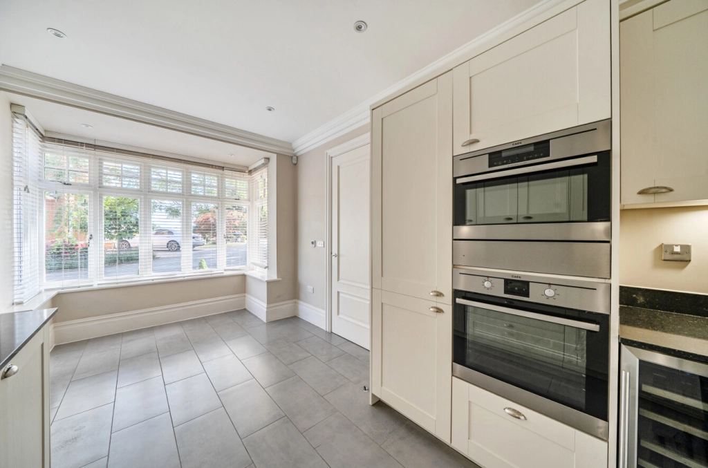 3 bedrooms houses for sale in Lucas Park Drive, Walton on the Hill - KT20 view 17