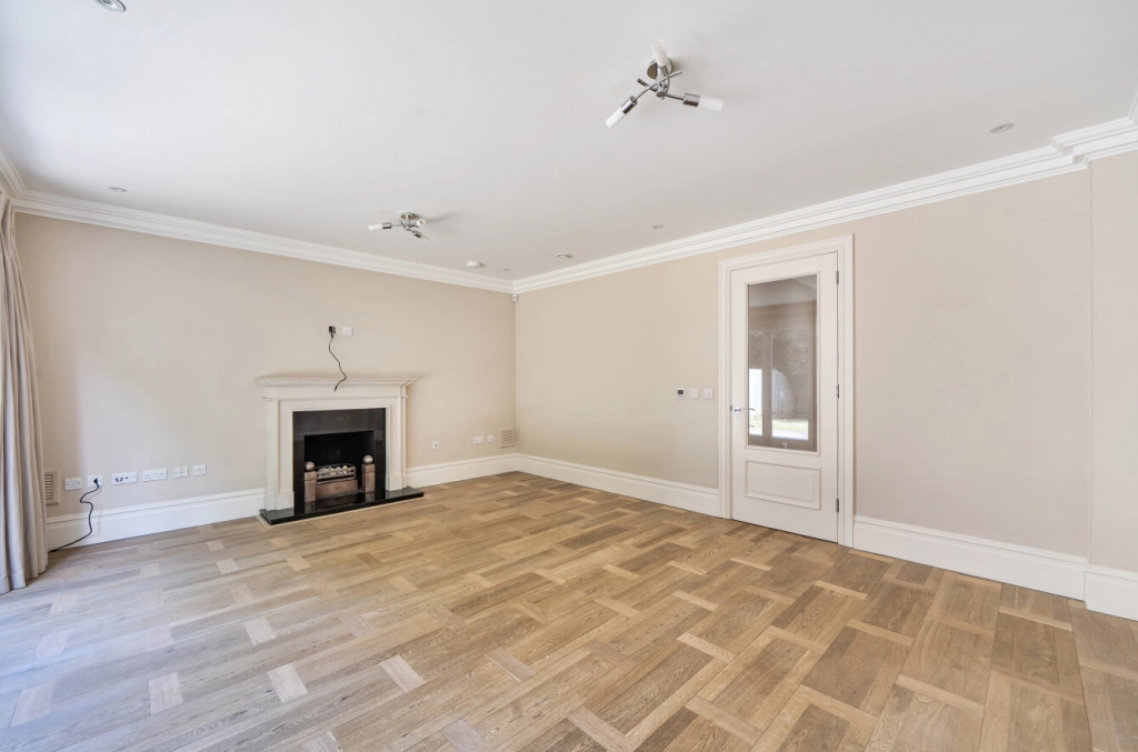 3 bedrooms houses for sale in Lucas Park Drive, Walton on the Hill - KT20 view 9
