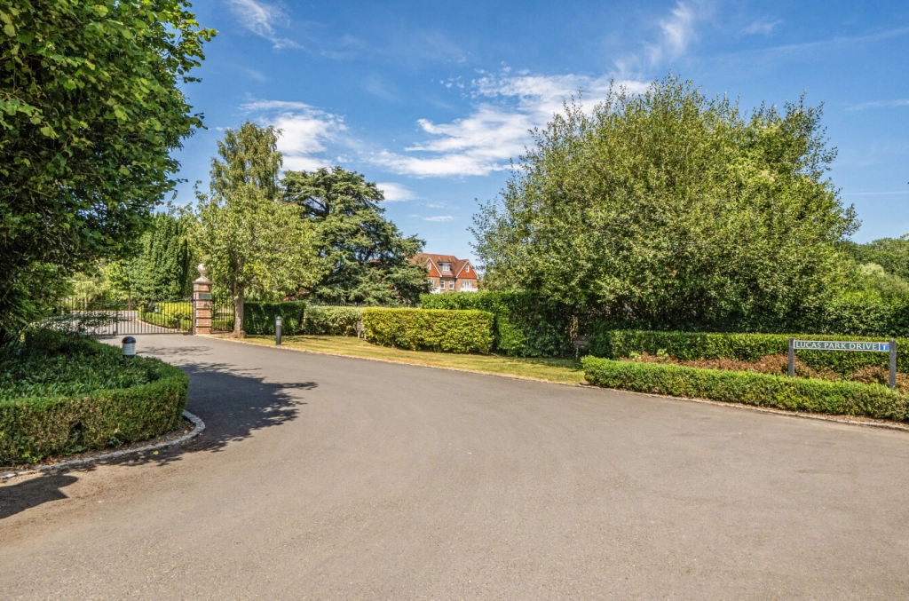 3 bedrooms houses for sale in Lucas Park Drive, Walton on the Hill - KT20 view 24