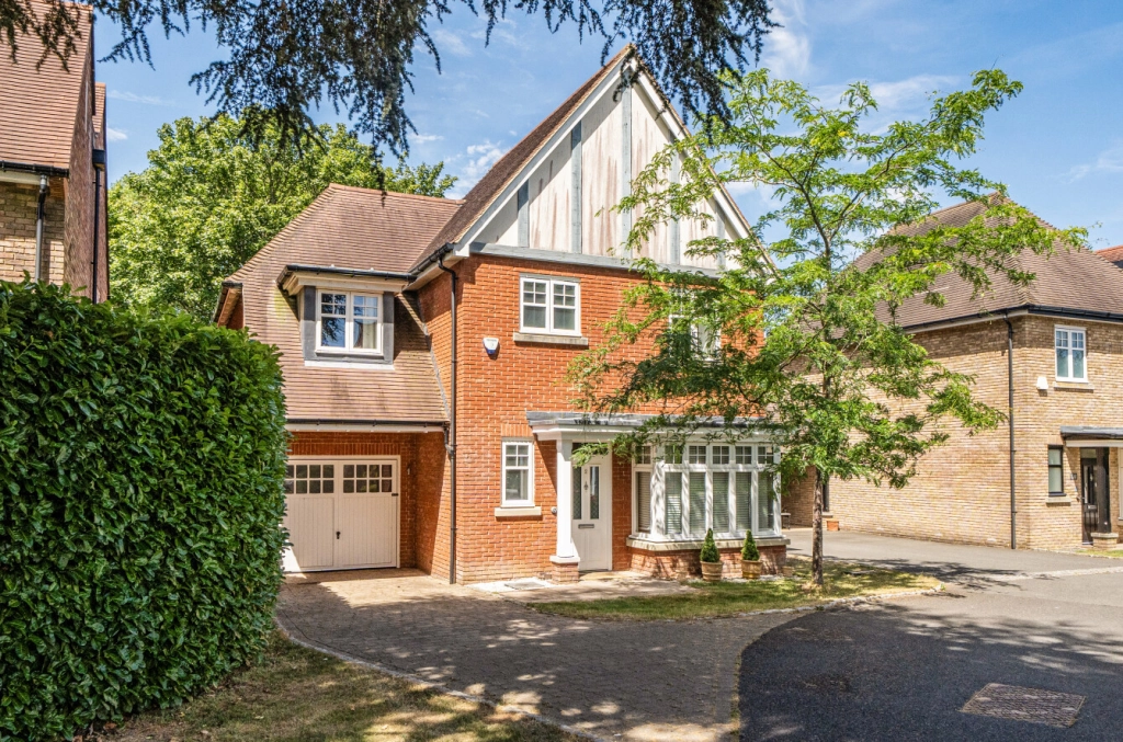 3 bedrooms houses for sale in Lucas Park Drive, Walton on the Hill - KT20 view 8