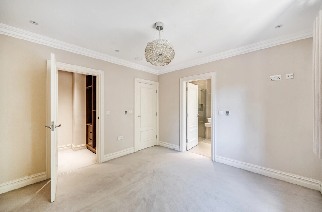 3 bedrooms houses for sale in Lucas Park Drive, Walton on the Hill - KT20 view 4