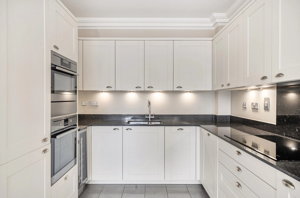 3 bedrooms houses for sale in Lucas Park Drive, Walton on the Hill - KT20 view 3