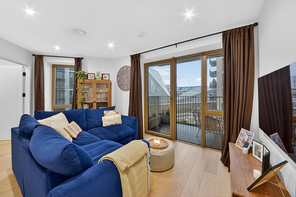 2 bedrooms apartments/flats for sale in Capital Interchange Way, Brentford - TW8 view 2