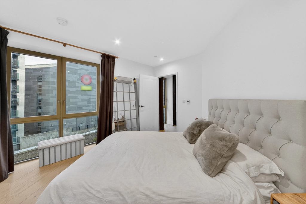 2 bedrooms apartments/flats for sale in Capital Interchange Way, Brentford - TW8 view 4