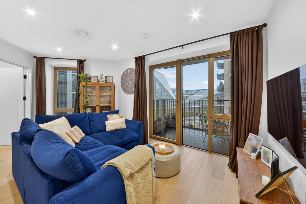 2 bedrooms apartments/flats for sale in Capital Interchange Way, Brentford - TW8 view 2