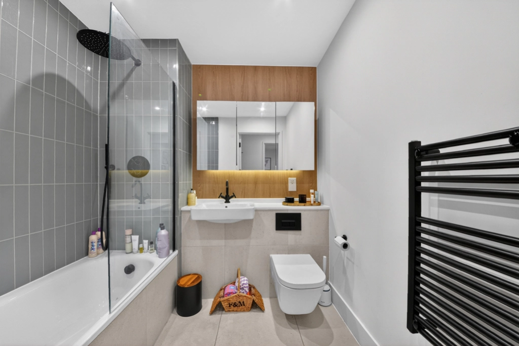 2 bedrooms apartments/flats for sale in Capital Interchange Way, Brentford - TW8 view 13