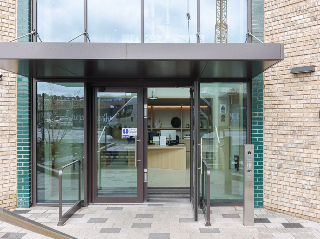 2 bedrooms apartments/flats for sale in Capital Interchange Way, Brentford - TW8 view 8