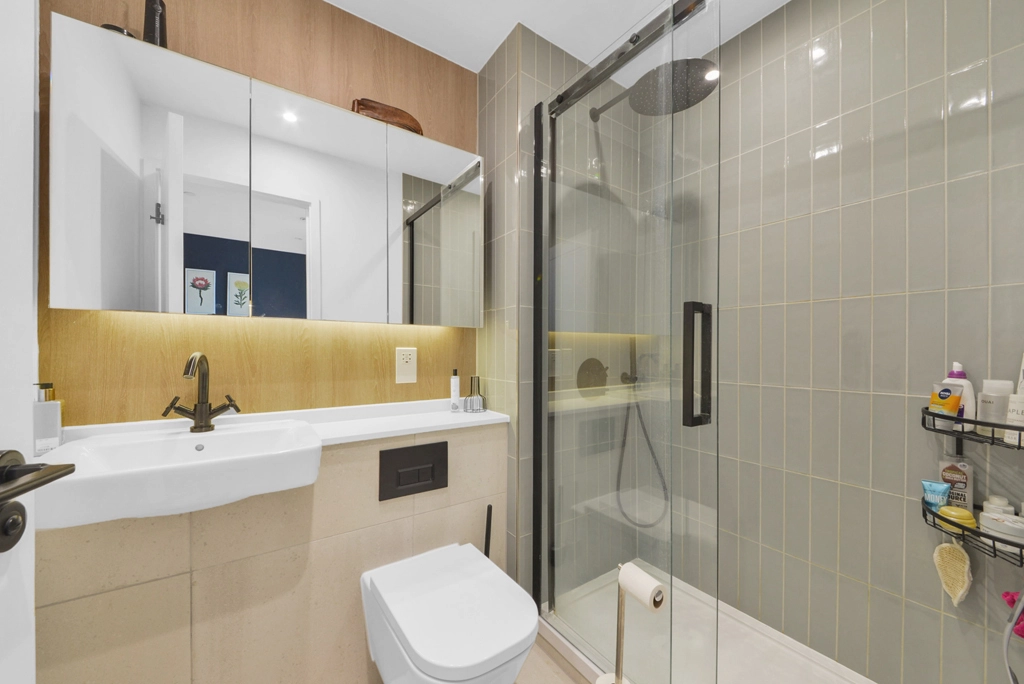 2 bedrooms apartments/flats for sale in Capital Interchange Way, Brentford - TW8 view 13