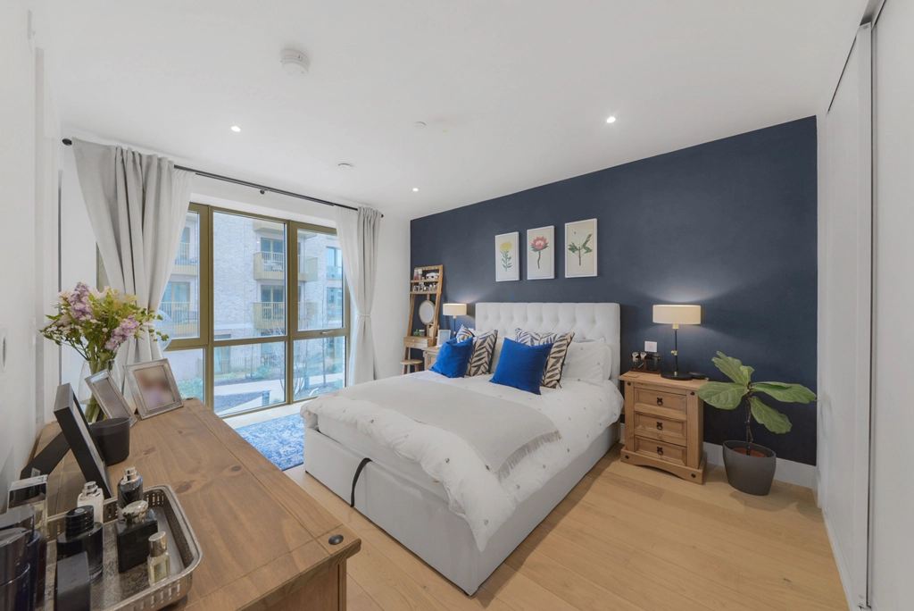 2 bedrooms apartments/flats for sale in Capital Interchange Way, Brentford - TW8 view 4