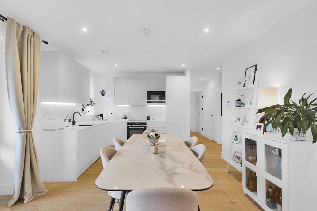 2 bedrooms apartments/flats for sale in Capital Interchange Way, Brentford - TW8 view 3