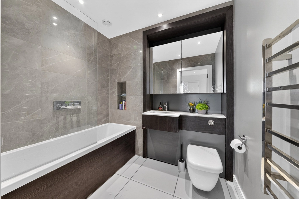 2 bedrooms apartments/flats for sale in Heritage Place, Brentford - TW8 view 6