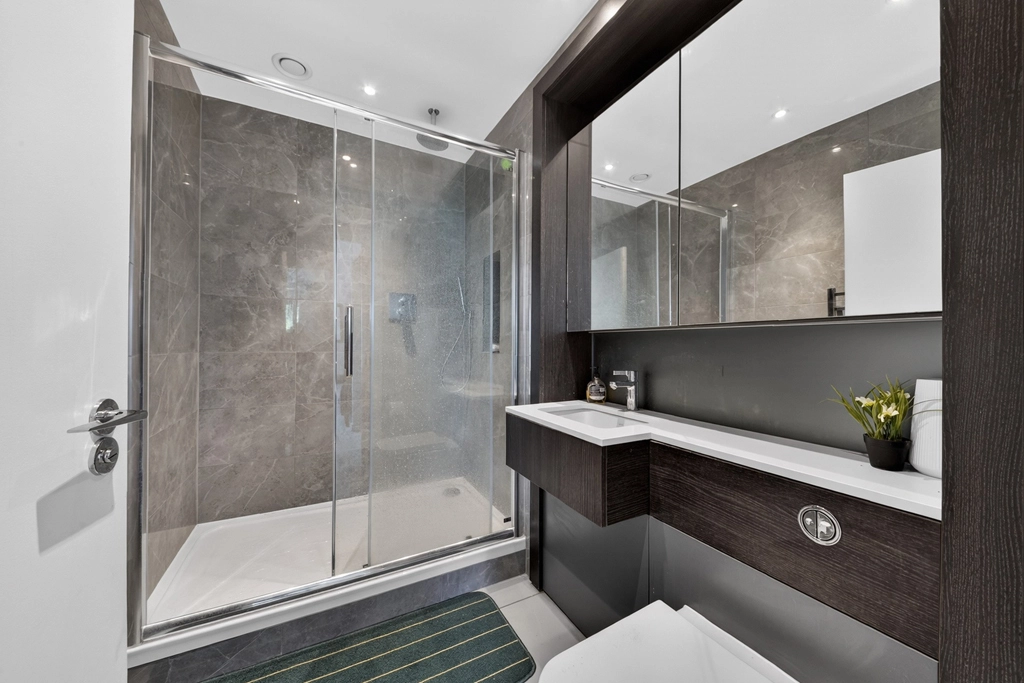 2 bedrooms apartments/flats for sale in Heritage Place, Brentford - TW8 view 12
