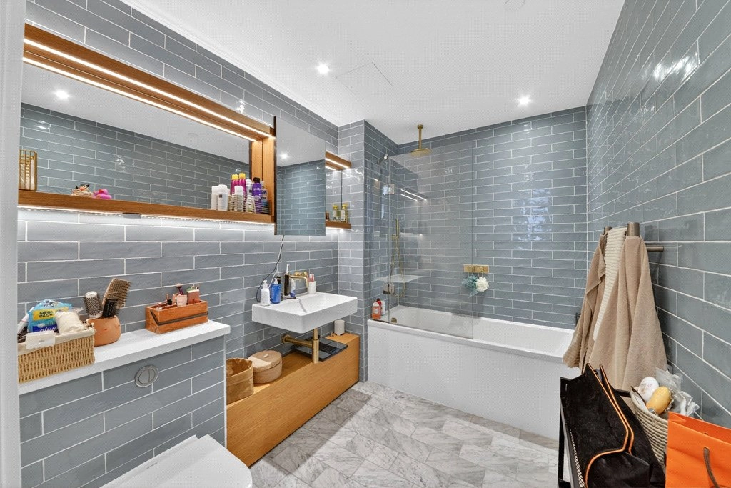 2 bedrooms apartments/flats for sale in Brent Way, Brentford - TW8 view 6