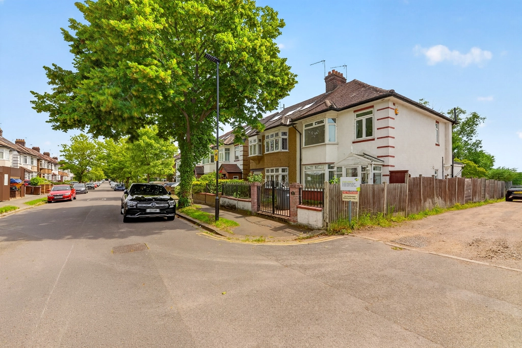 3 bedrooms houses for sale in Boston Gardens, Brentford - TW8 view 15
