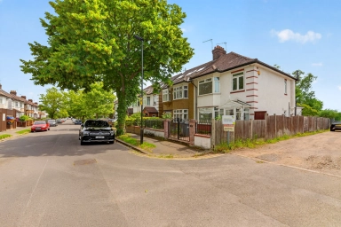 Boston Gardens, Brentford - TW8 view 15