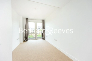 Kew Bridge Road, Brentford - TW8 view 3