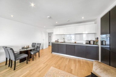 Pump House Crescent, Brentford - TW8 view 3