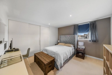 Pump House Crescent, Brentford - TW8 view 4