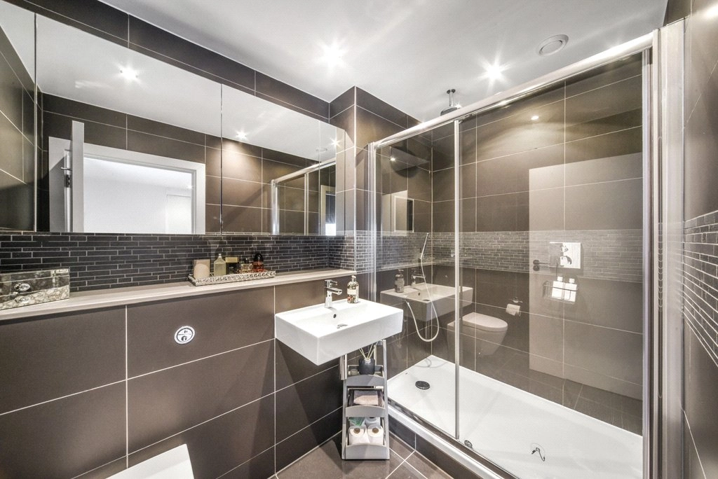 2 bedrooms apartments/flats for sale in Pump House Crescent, Brentford - TW8 view 6