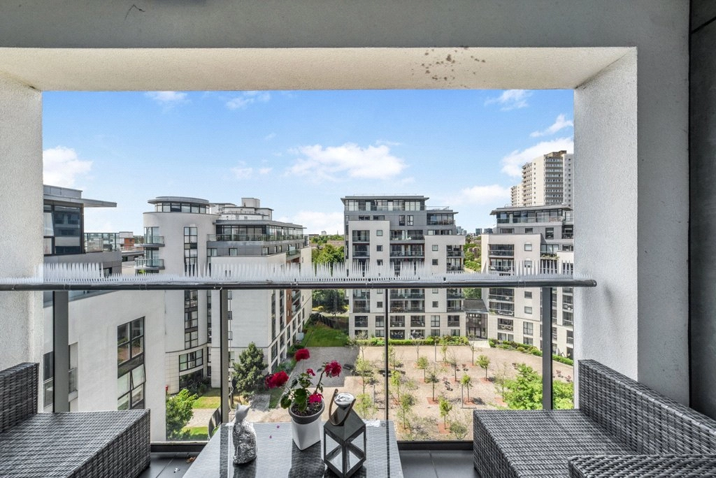 2 bedrooms apartments/flats for sale in Pump House Crescent, Brentford - TW8 view 15