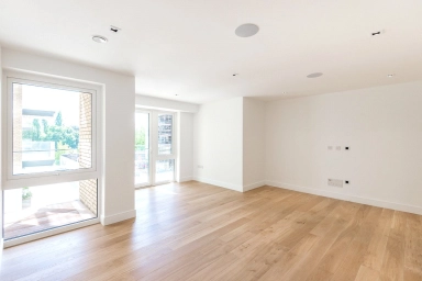 Kew Bridge Road, Brentford - TW8 view 1